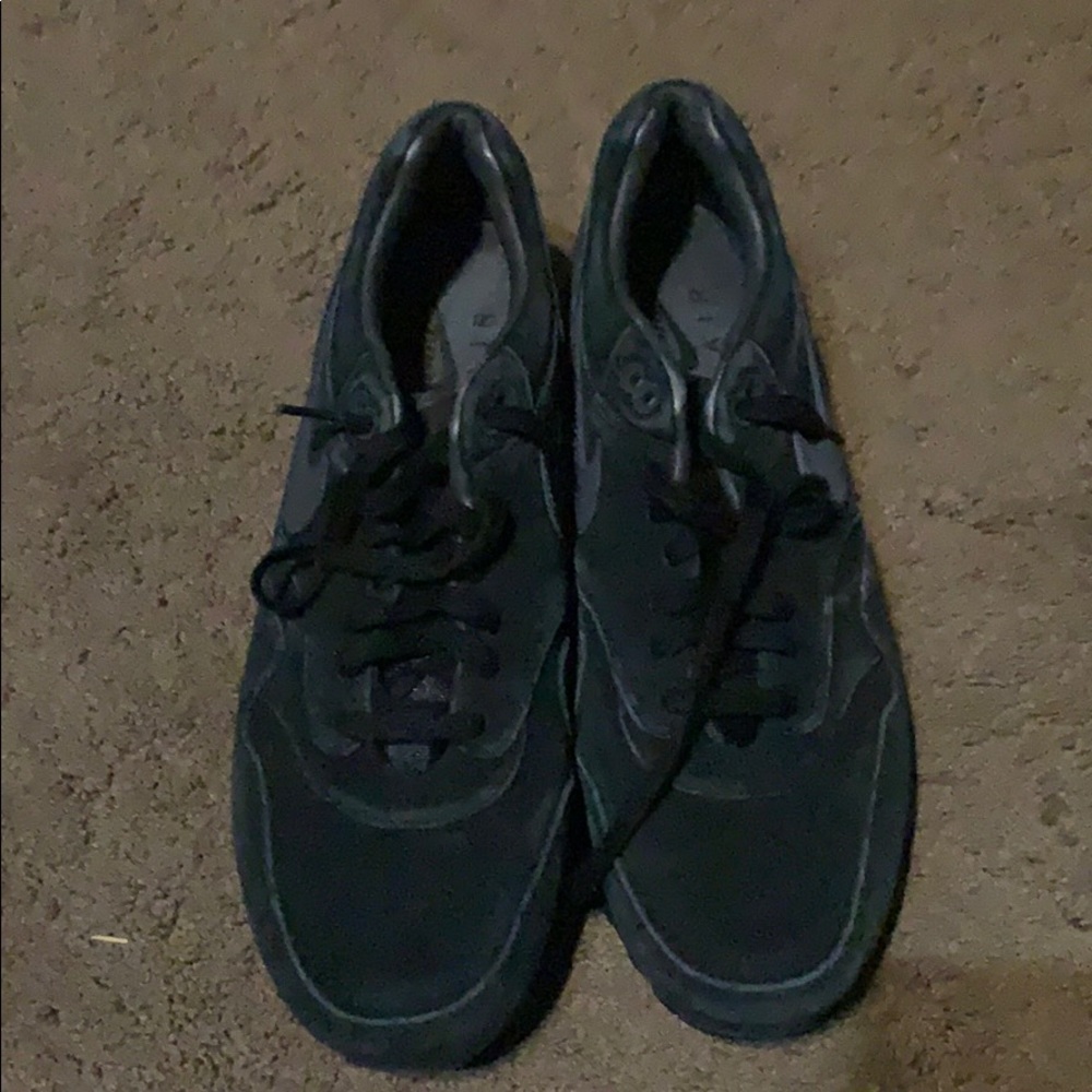All black nike air maxs